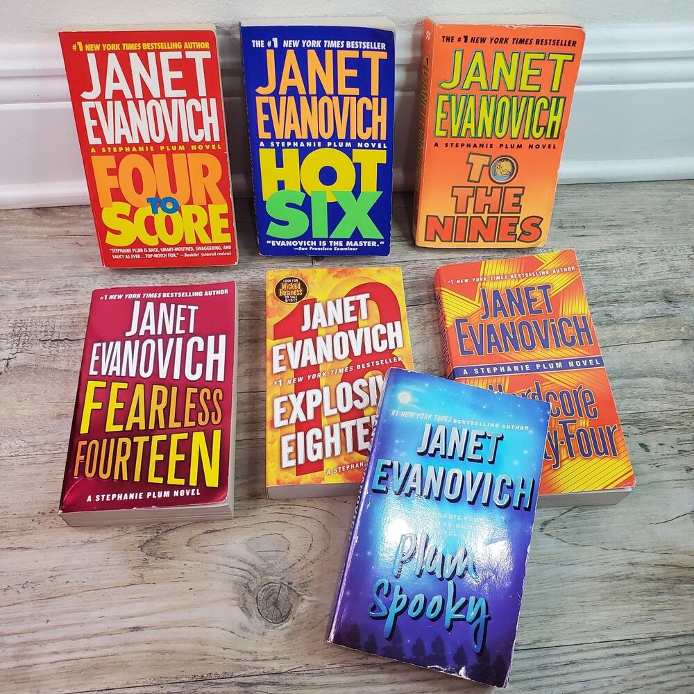 Lot of 7 - Janet Evanovich - Stephanie Plum Mass Paperback Mixed